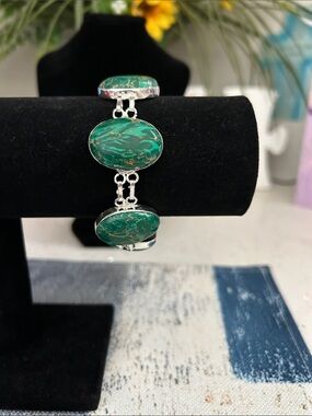 Green Marbled Oval Link Bracelet in Silver Tone